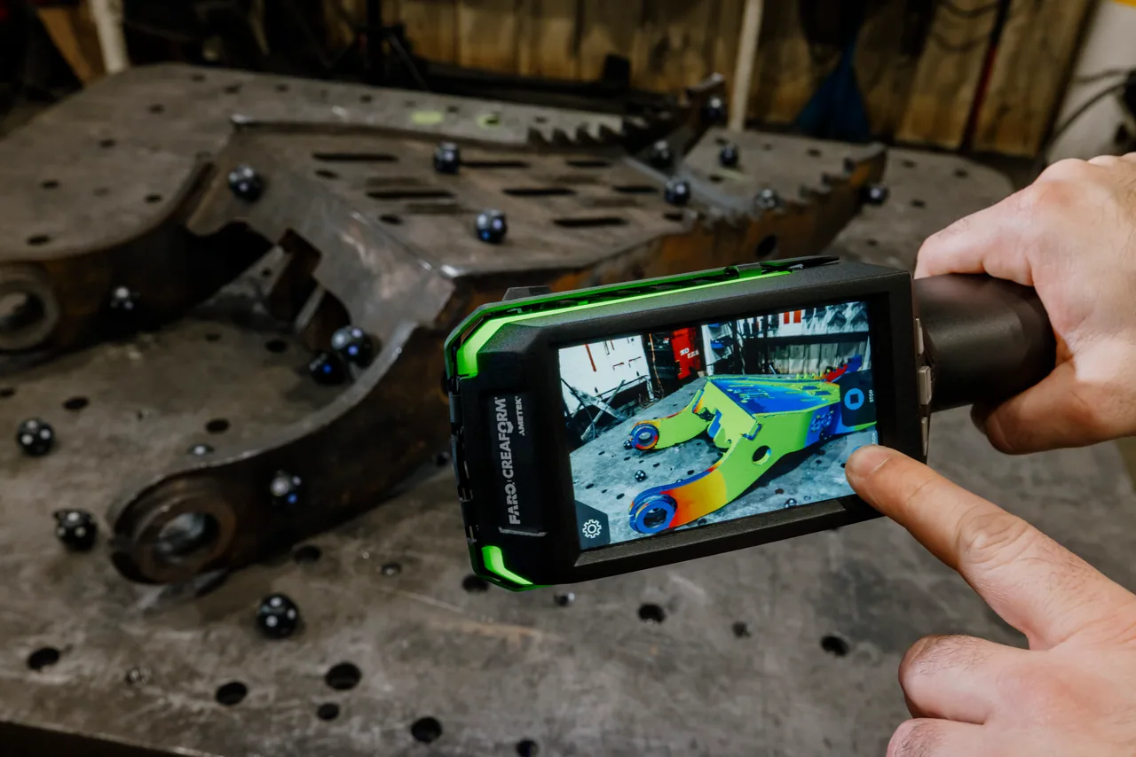 HandySCAN MAX EVO displaying a colour map while scanning an excavator component