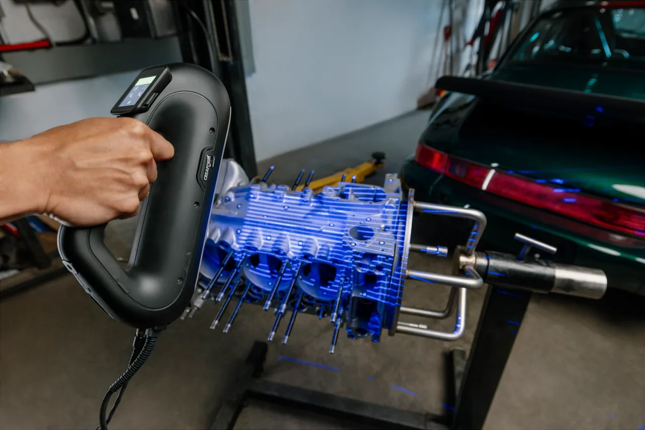 HandySCAN PRO scanning an engine block casting
